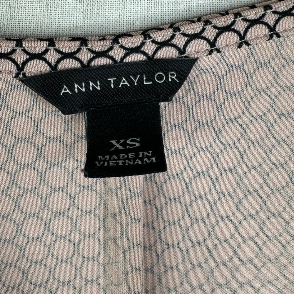 Ann Taylor Circle Print Long Sleeve V-neck Blouse size XS Light Pink/Black - Picture 2 of 6